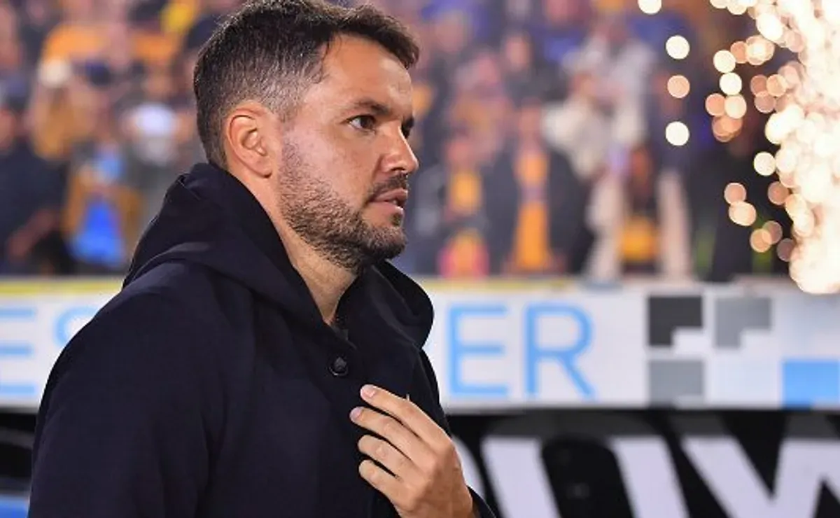 Flamengo em crise, torcedores do Cruz Azul exigem saída de Larcamón após derrota no Morumbi