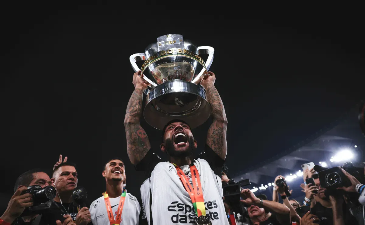 Memphis Depay comemora título pelo Corinthians e revela novo projeto musical nos bastidores