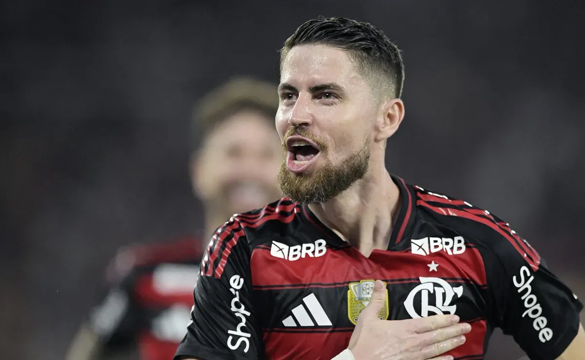 Jorginho, do Flamengo, conquista o título de melhor contratação do futebol brasileiro em 2025
