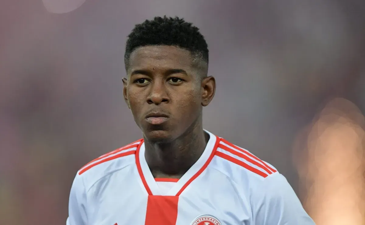 Vitão se aproxima do Flamengo, e Roger Flores aponta: Tem potencial para a Seleção