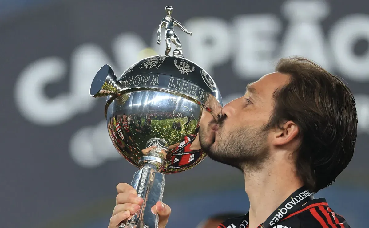 Flamengo planeja retorno de Viña até 2027, mas tenta emprestá-lo ao River Plate sem compra