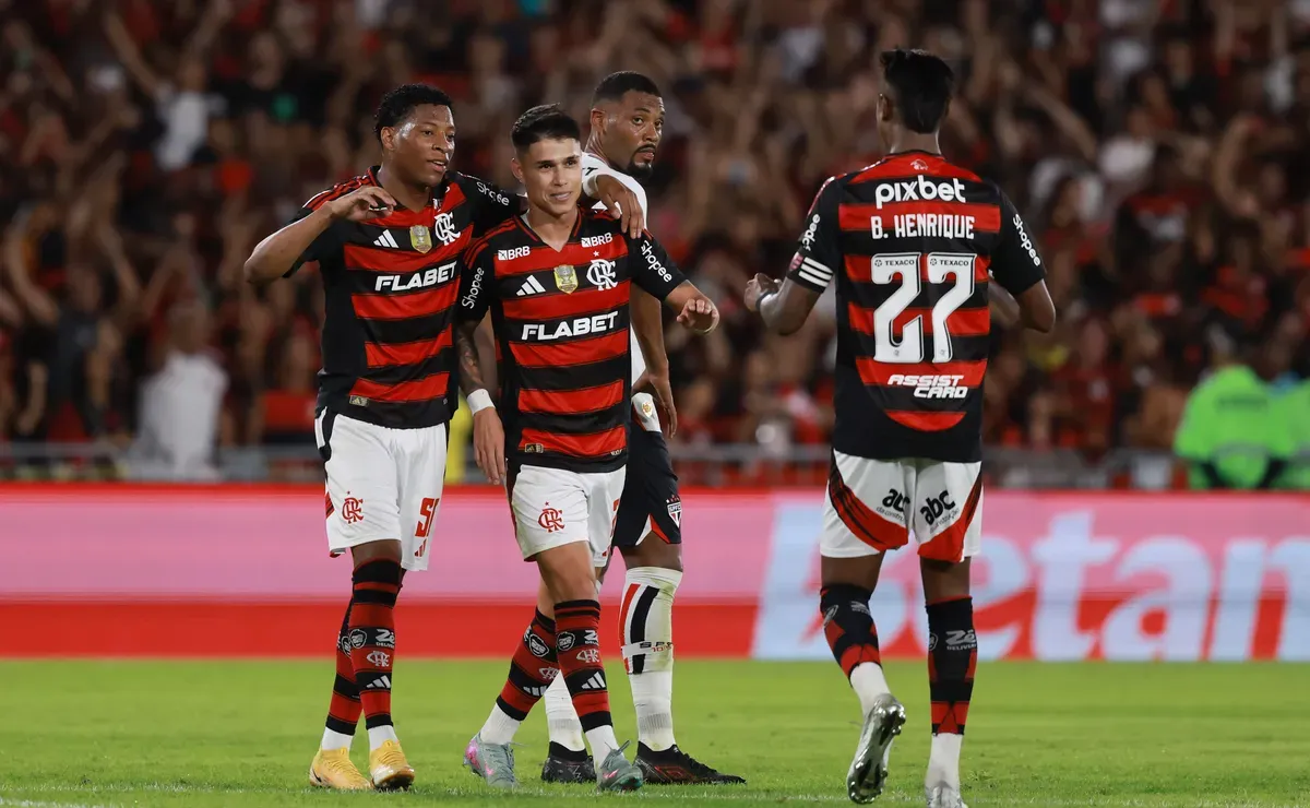 Estrela rumo a rival? Após contratar ex-Flamengo Santos busca contratação de ídolo do Mengão
