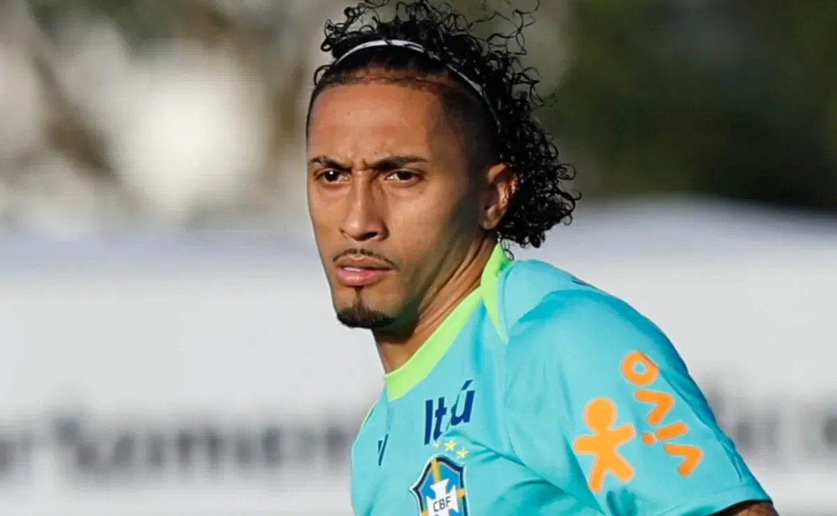 Why is Raphinha not playing for Brazil vs Ecuador today in the 2026 World Cup Qualifiers?