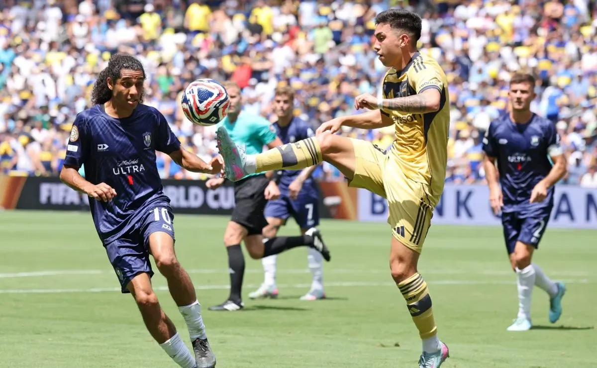 Why was Boca Juniors vs Auckland City momentarily suspended at the FIFA