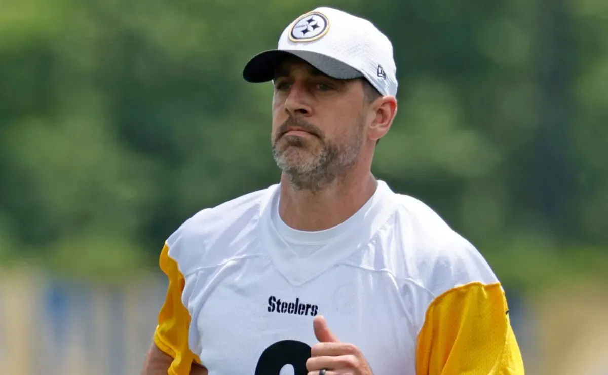 Aaron Rodgers refuses to sign autograph after fan fails to answer one