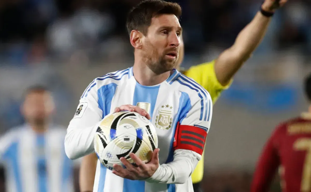 Who will be Argentinas captain and who will wear No. 10 without Messi vs Ecuador? - Bolavip thumbnail