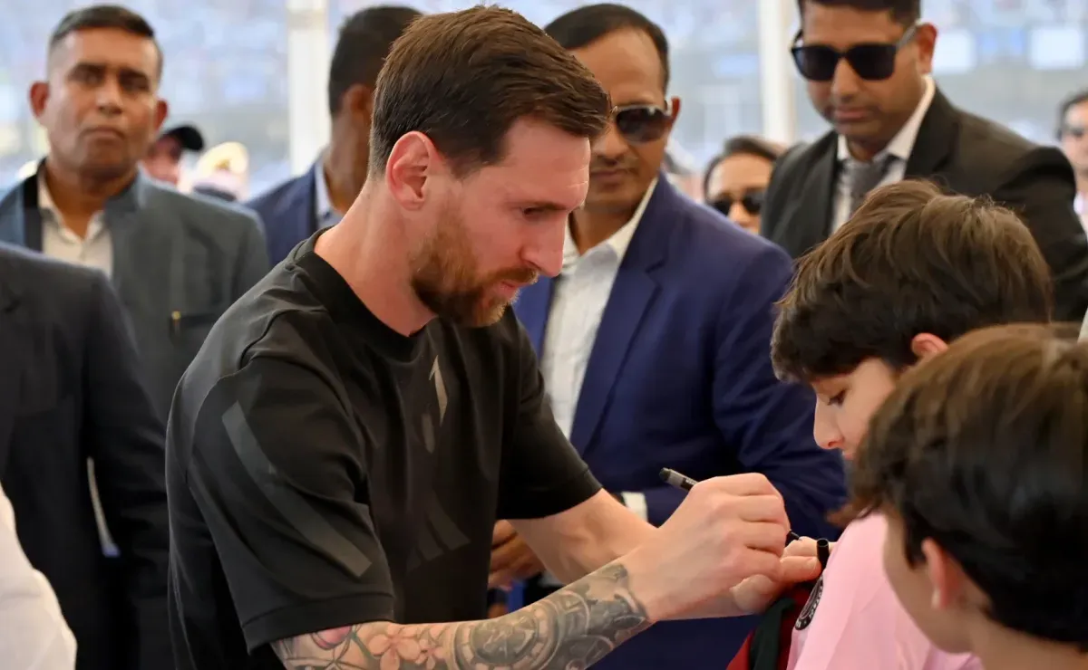 Video: Lionel Messi’s appearance in India ends up in chaos as angry fans throw seats, invade field at Salt Lake Stadium