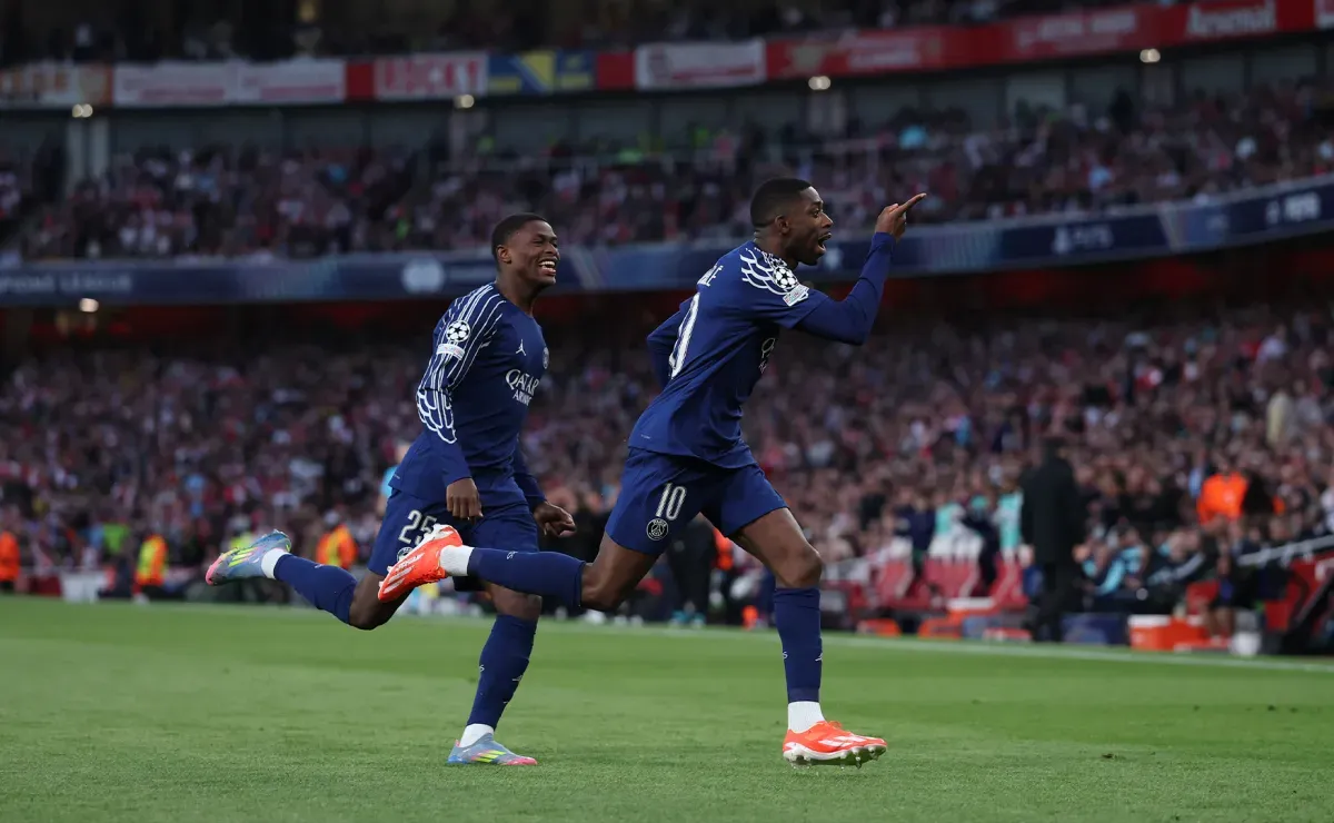 Ousmane Dembélé celebra el 1-0 del PSG en el Emirates Stadium