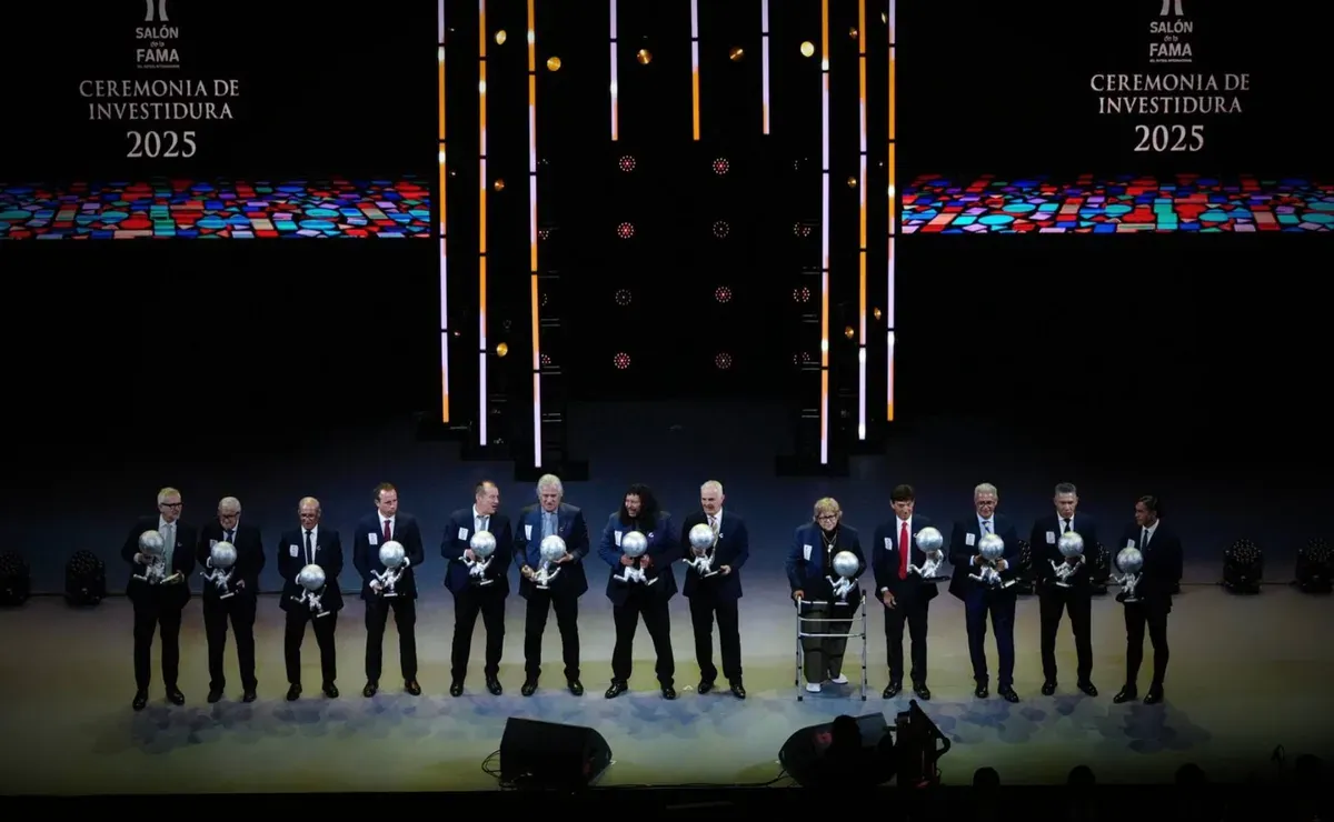 Paco Palencia y Gerardo Torrado, ídolos de Cruz Azul, son reconocidos junto a campeones del mundo