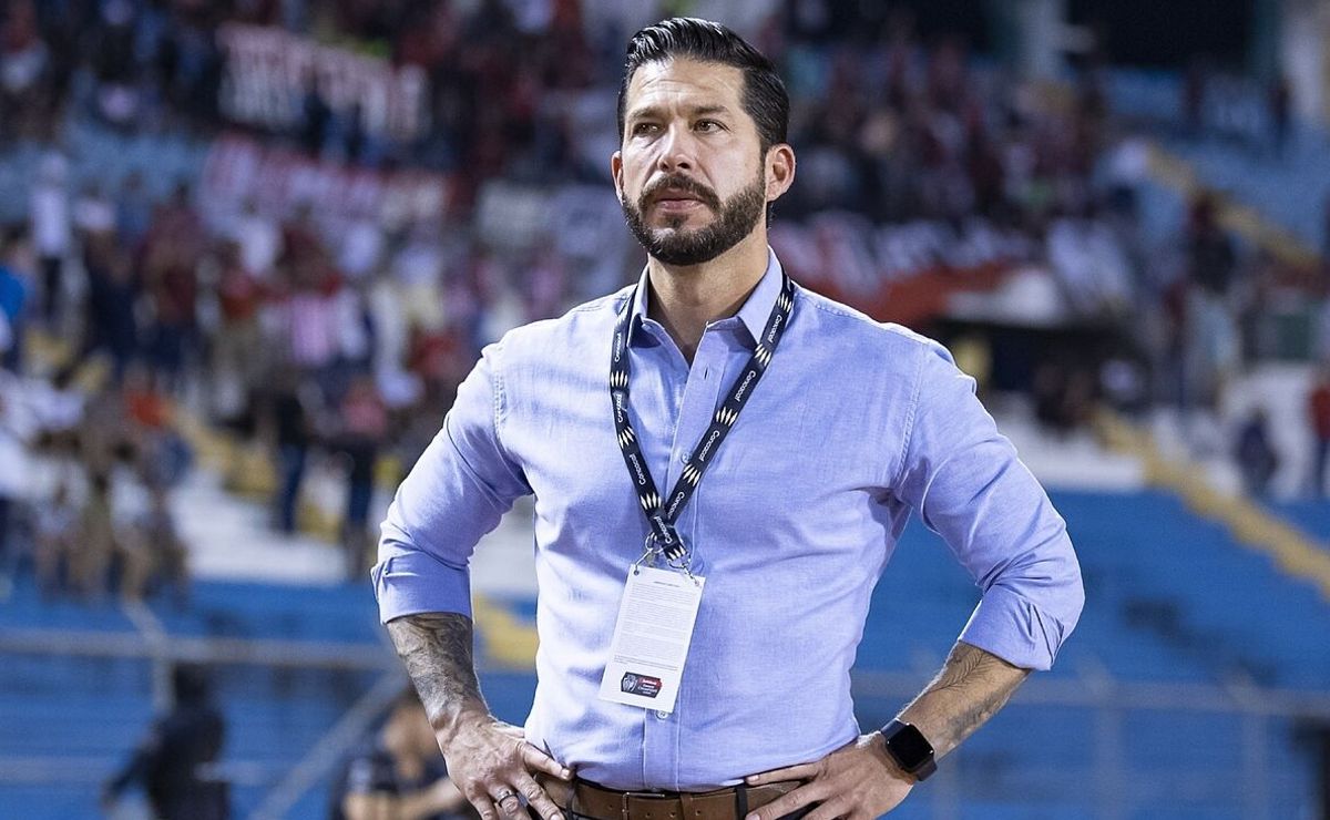 Benjamín Mora el DT de Atlas que fue récord en Malasia y se juega su