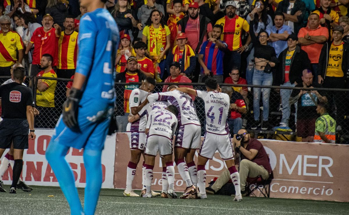 Semifinales Costa Rica Saprissa derrotó a Herediano en el juego de ida