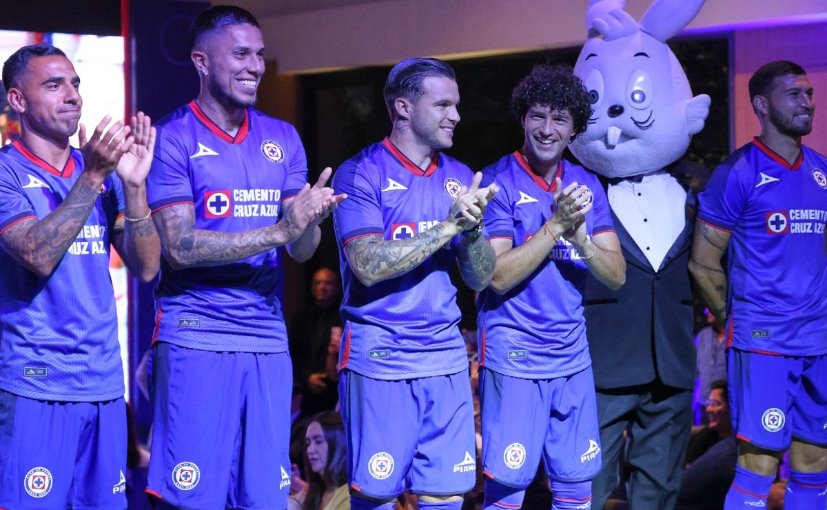 Cruz Azul presenta oficialmente su nuevo jersey para la temporada 2023