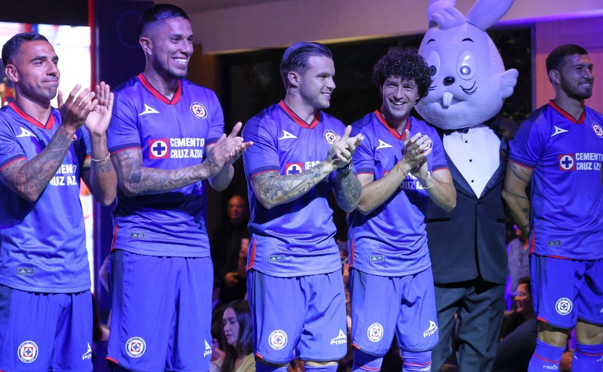 Cruz Azul presenta oficialmente su nuevo jersey para la temporada 20232024 JuanFutbol