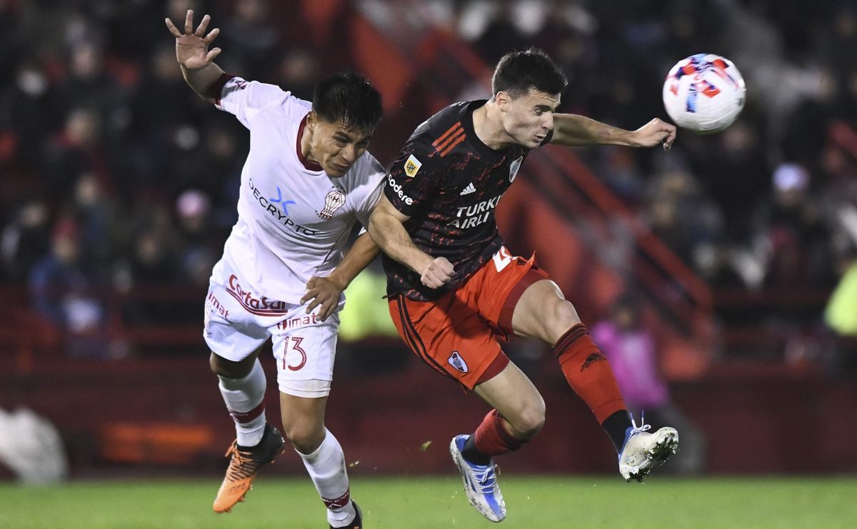 Vistieron las dos camisetas: Huracán 