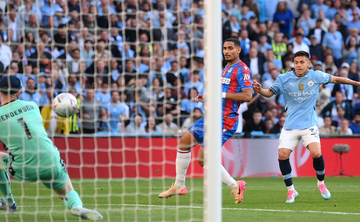 VIDEO: la chance clarísima que tuvo Echeverri en su debut con Manchester City para empatar la final