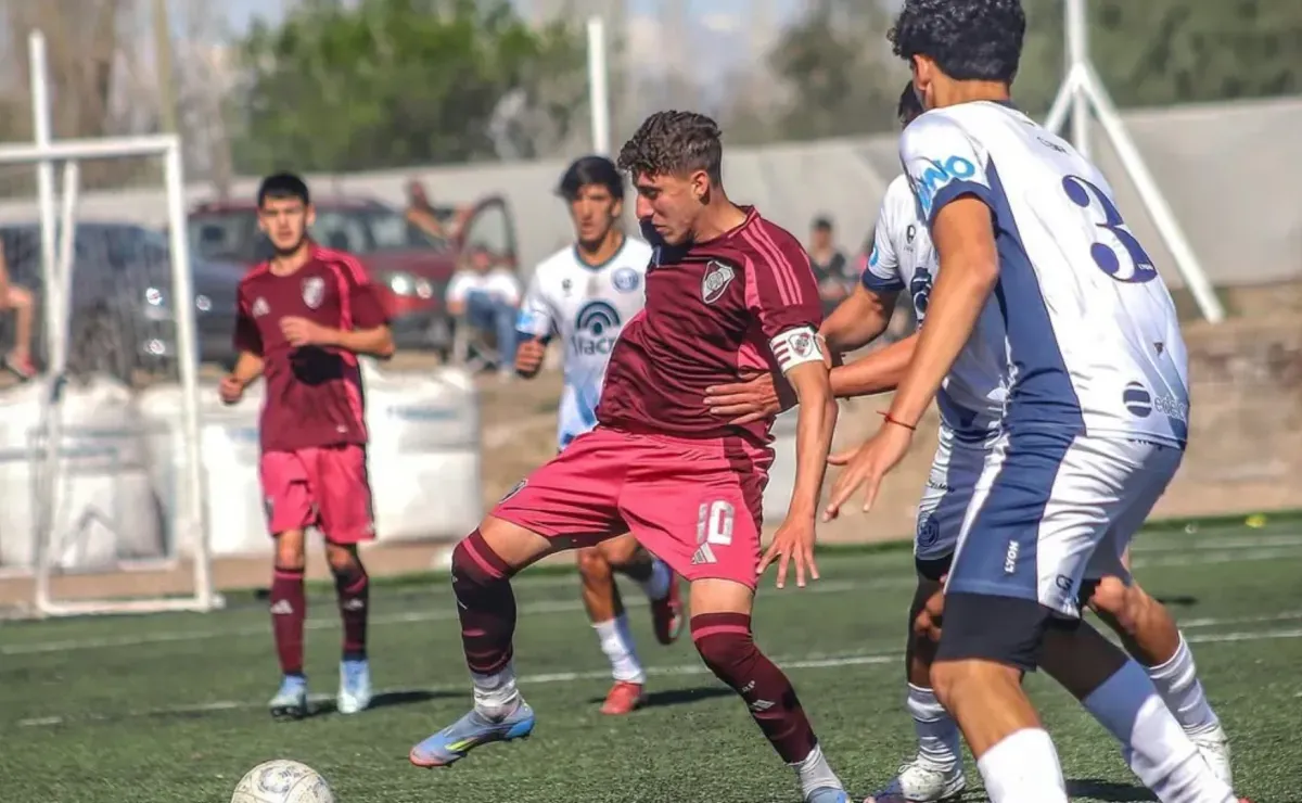 Se lo quiso llevar Inter pero River lo blindó: la joya de Inferiores que firmó su primer contrato