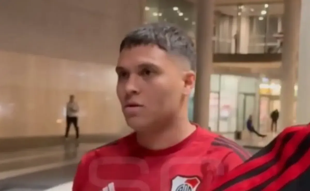 No se vio: Juanfer cantó al ritmo de los hinchas de River durante el recibimiento en Rosario