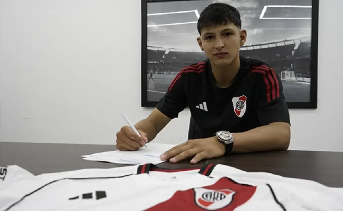 ¡Trato hecho! Cristian Jaime firmó su primer contrato profesional con River
