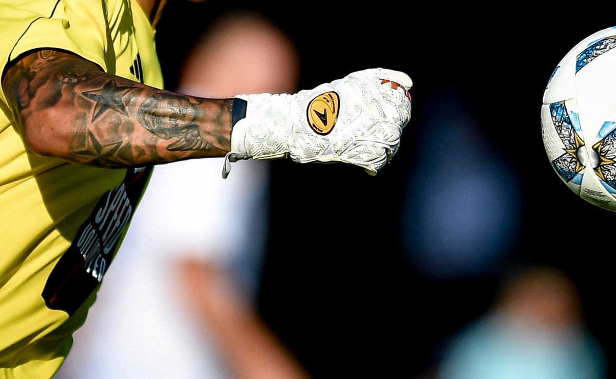 Ignacio Arce, goalkeeper of Deportivo Riestra, wants to score a goal from a free kick against Boca