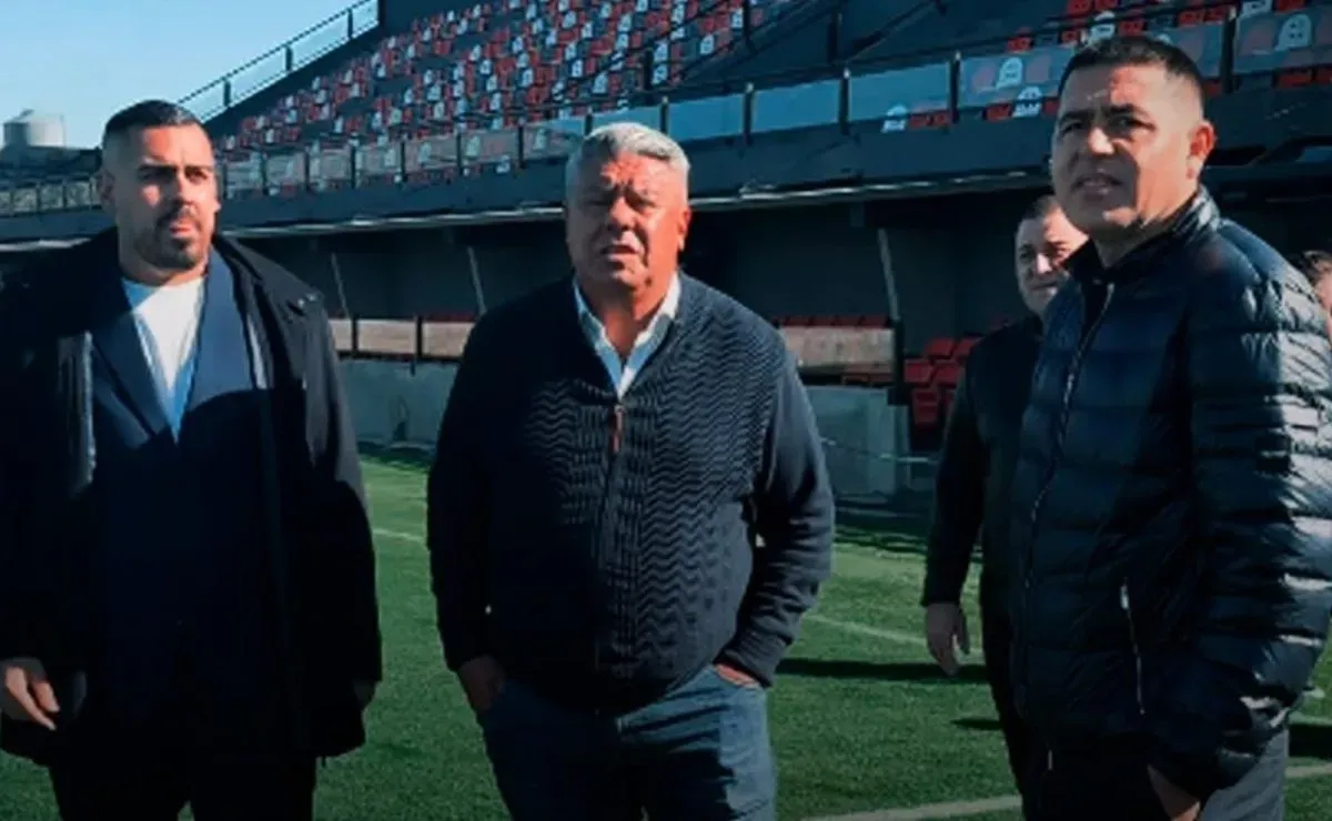 El sorpresivo motivo por el que Riquelme apareció en la cancha de Barracas Central junto al Chiqui Tapia