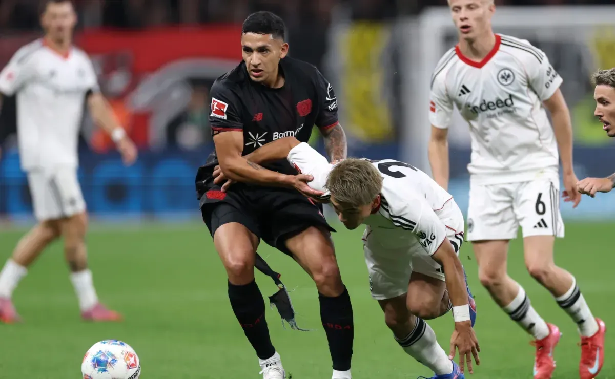 La insólita expulsión de Equi Fernández en su debut en Bayer Leverkusen