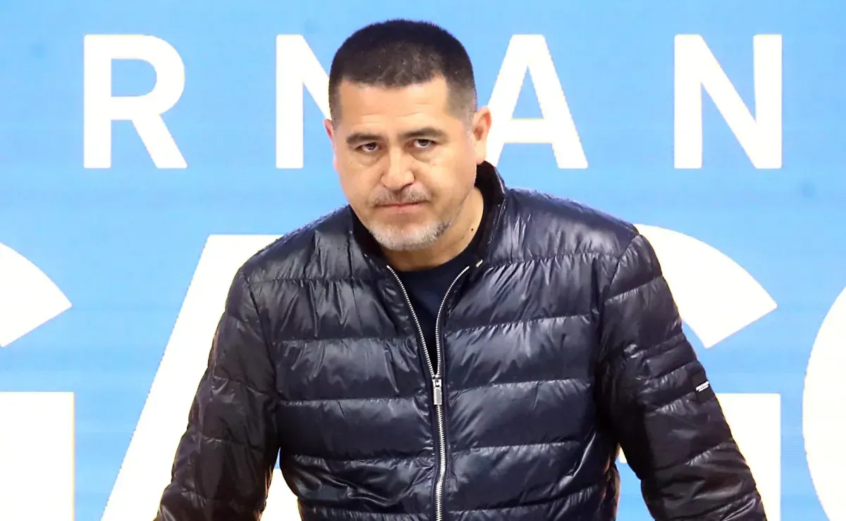 Fracasó como DT de Boca y le envió un sorpresivo aviso a Riquelme: 