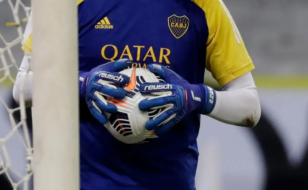 Arrancó como basquetbolista, pasó al fútbol, jugó de delantero y terminó siendo figura como arquero de Boca