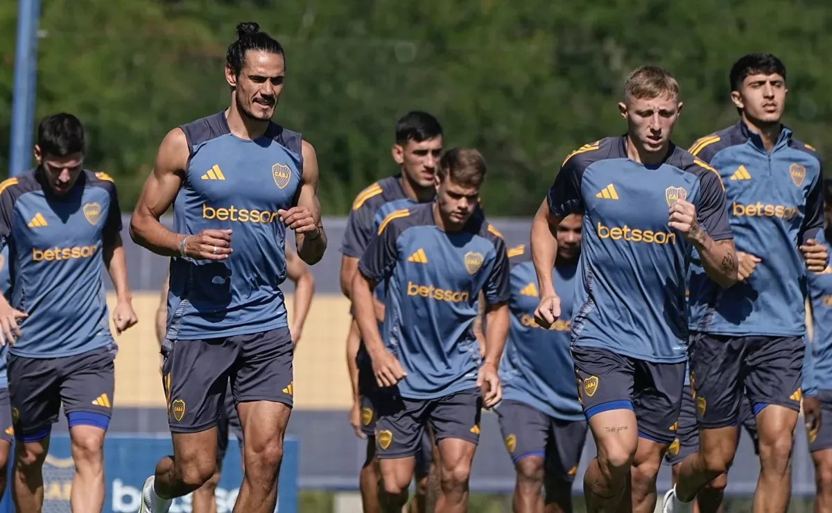 ¿Juega o no? El titular de Boca que terminó la práctica con una sobrecarga