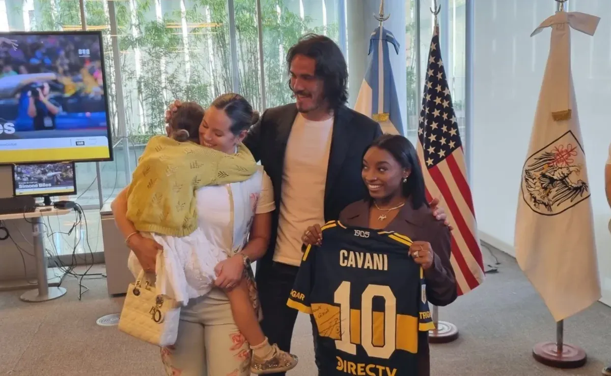 Tras confirmarse su lesión, Cavani apareció con una de las deportistas más famosas del mundo
