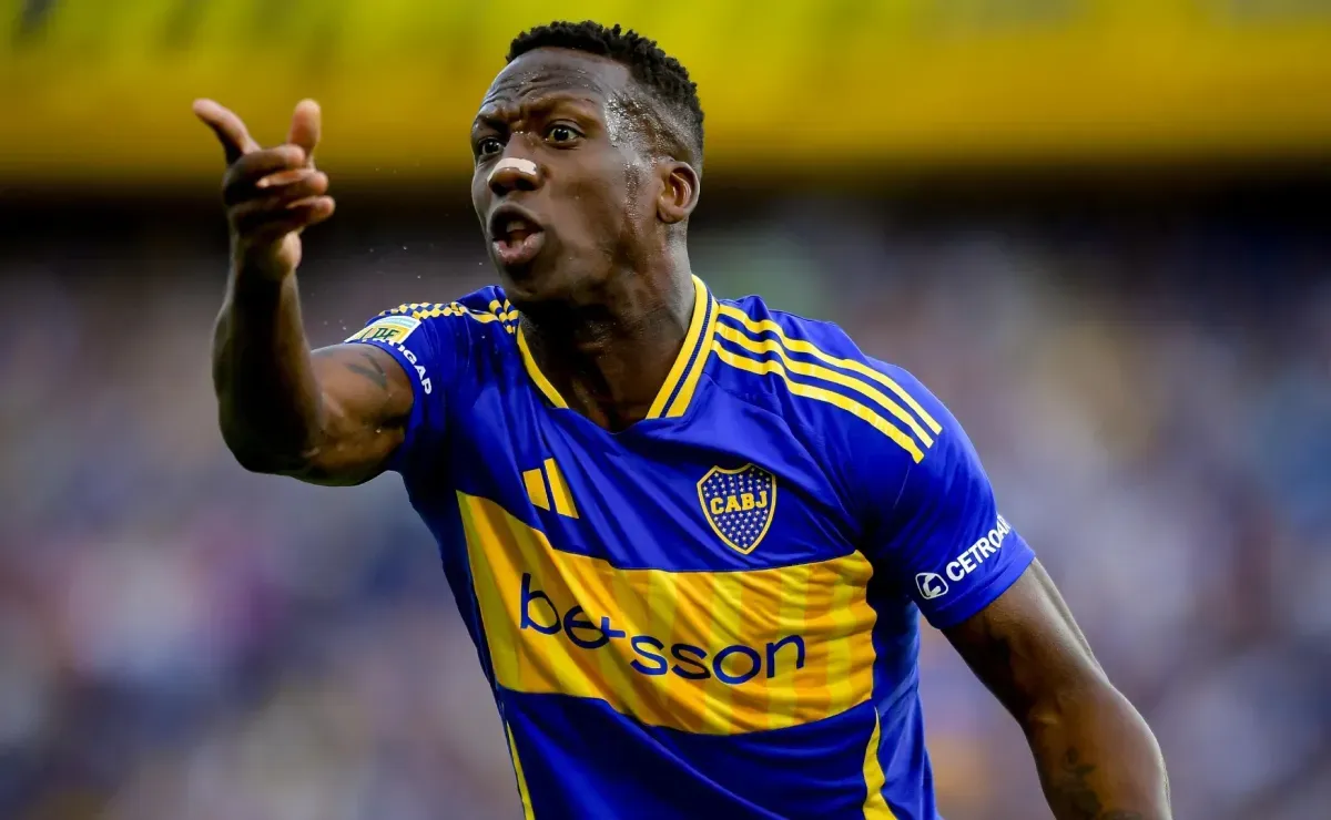 Luis Advíncula tomó una firme decisión sobre su futuro en Boca mientras es suplente de Barinaga: 