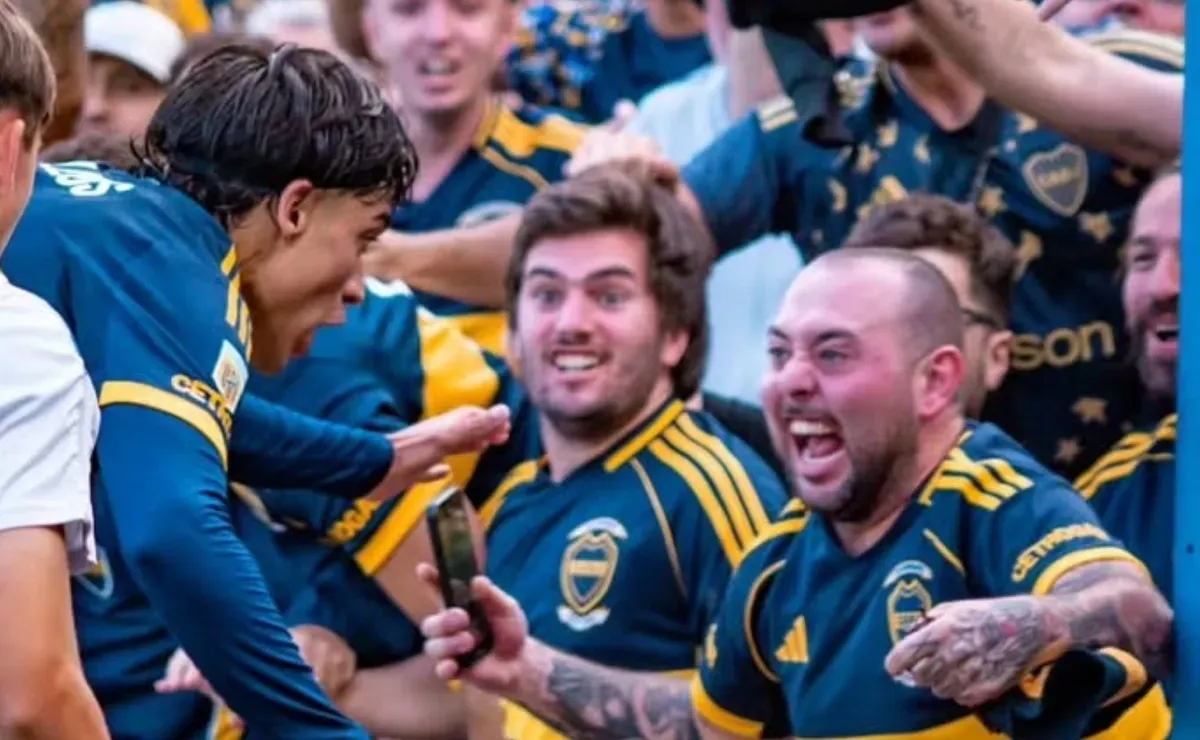 Es italiano, hincha de Boca y fue quien abrazó a Exequiel Zeballos en el gol a River: 