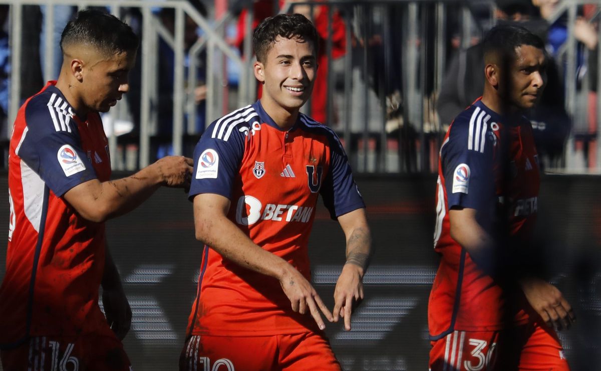 Universidad de Chile derrota a Huachipato y es líder