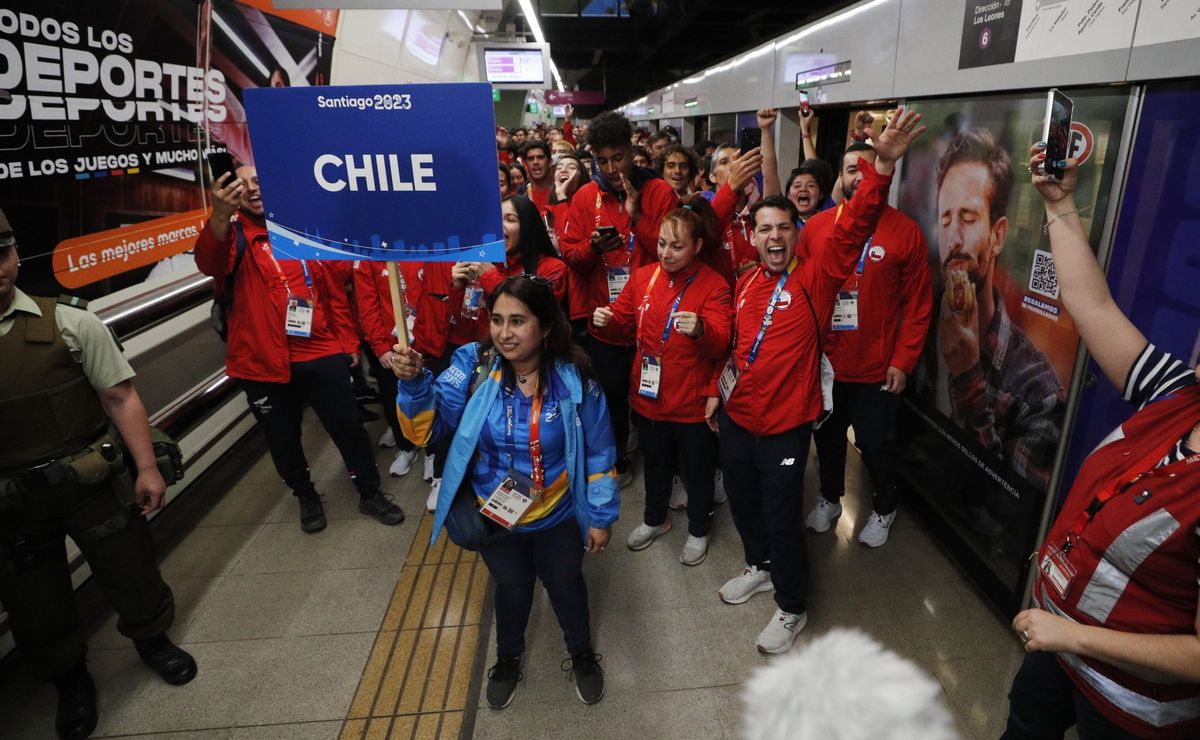 Team Chile llega en Metro a la ceremonia de los Juegos Panamericanos