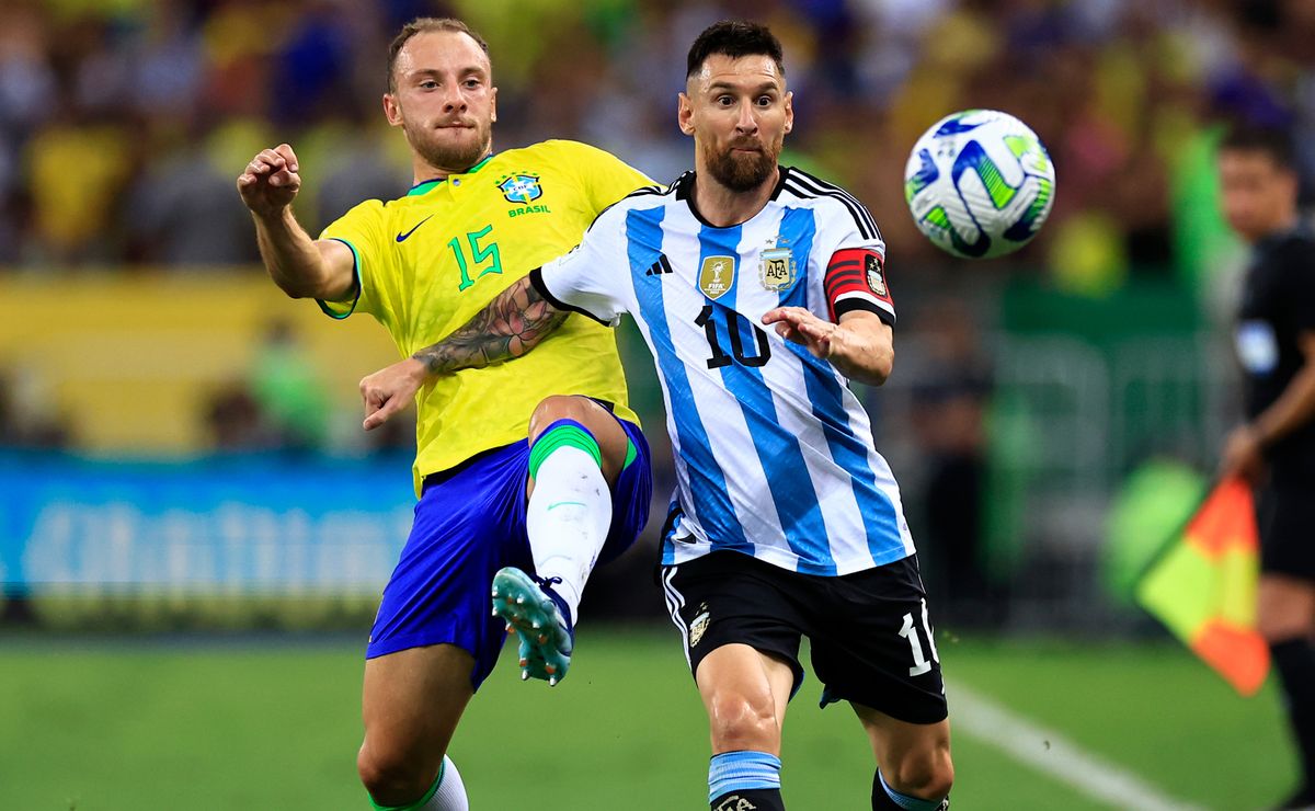 Lionel Messi follows Gary Medel’s example: He was injured against Brazil