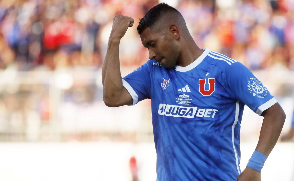 Cristián Palacios a una firma de su nacionalización RedGol