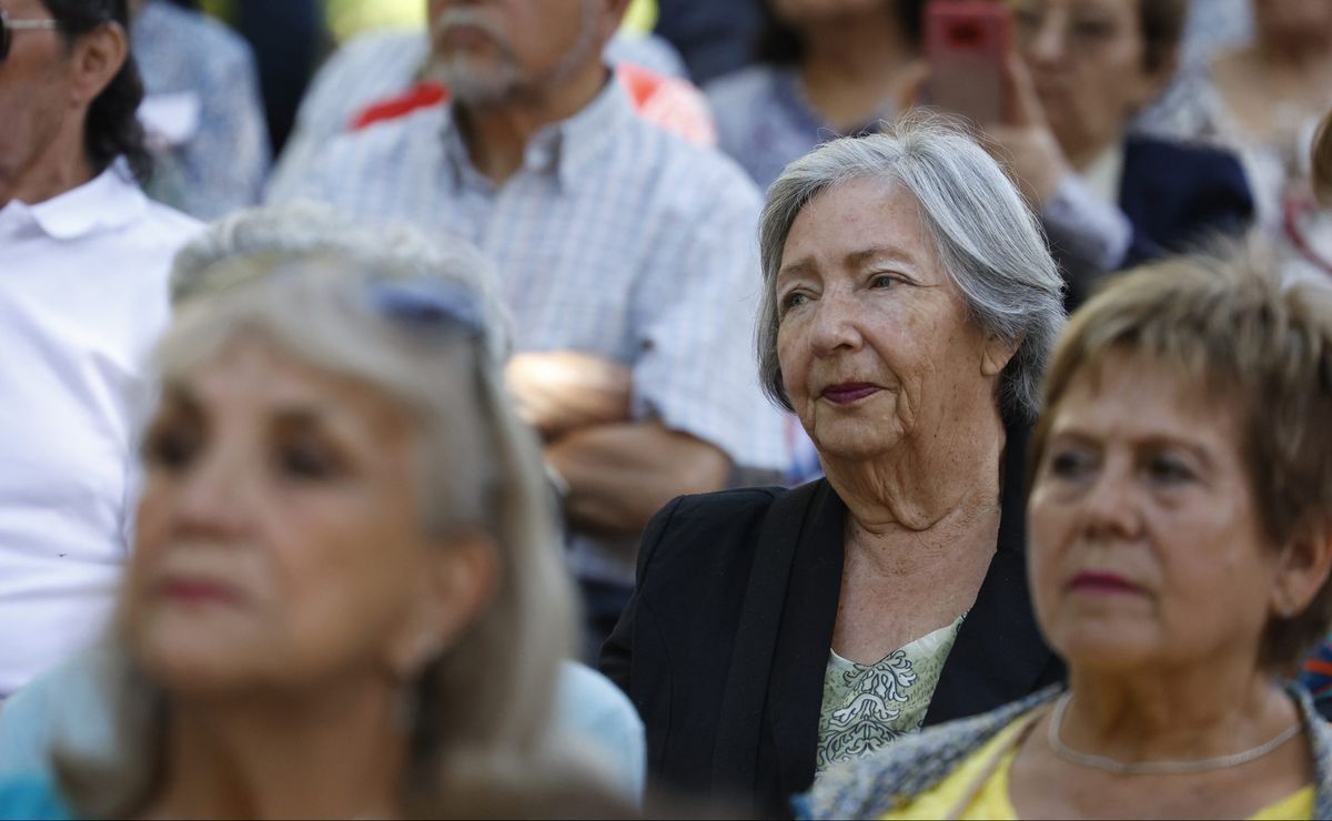 ¿A qué edad se pueden jubilar las mujeres en Chile? Postula a la PGU