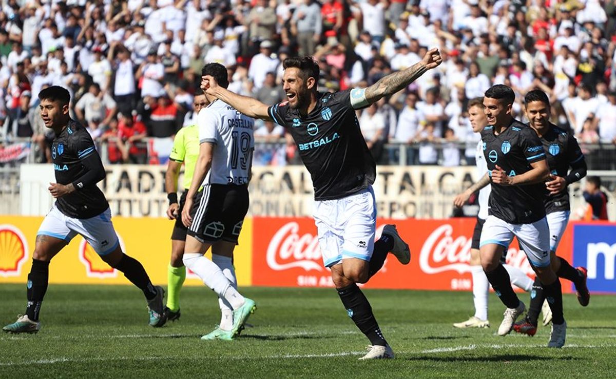 Joaquín Larrivey muestra el premio que se llevó tras el hat-trick a Colo Colo