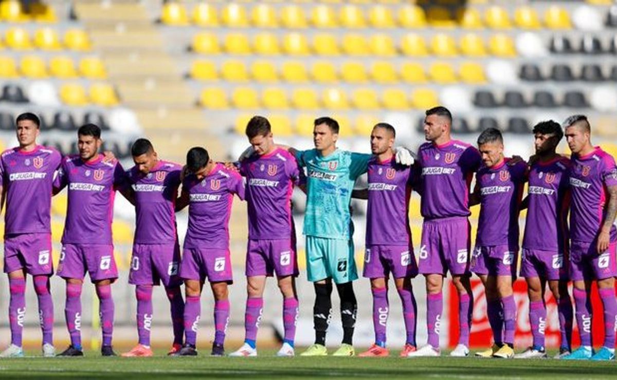 La emoción del plantel de Universidad de Chile en el minuto de silencio por Lorenzo Prieto: 