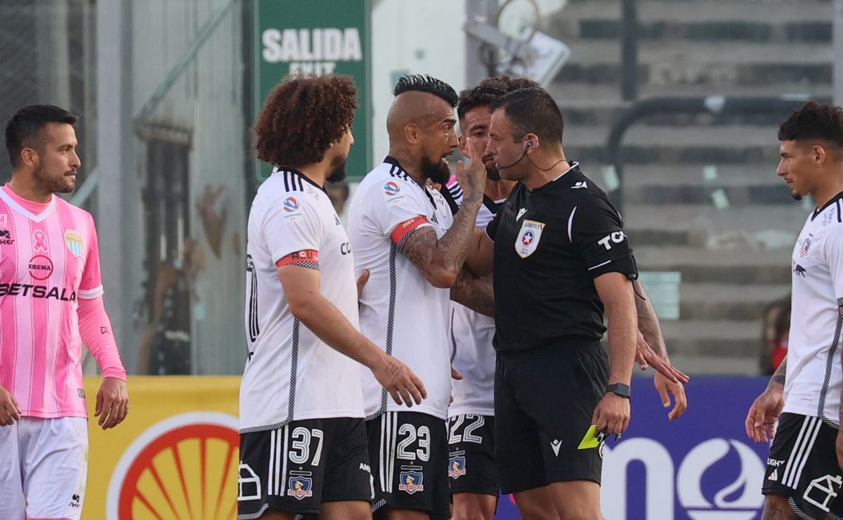 ¡Se le soltó la cadena! Arturo Vidal se va expulsado tras forcejeo con jugadores de Magallanes y con el árbitro