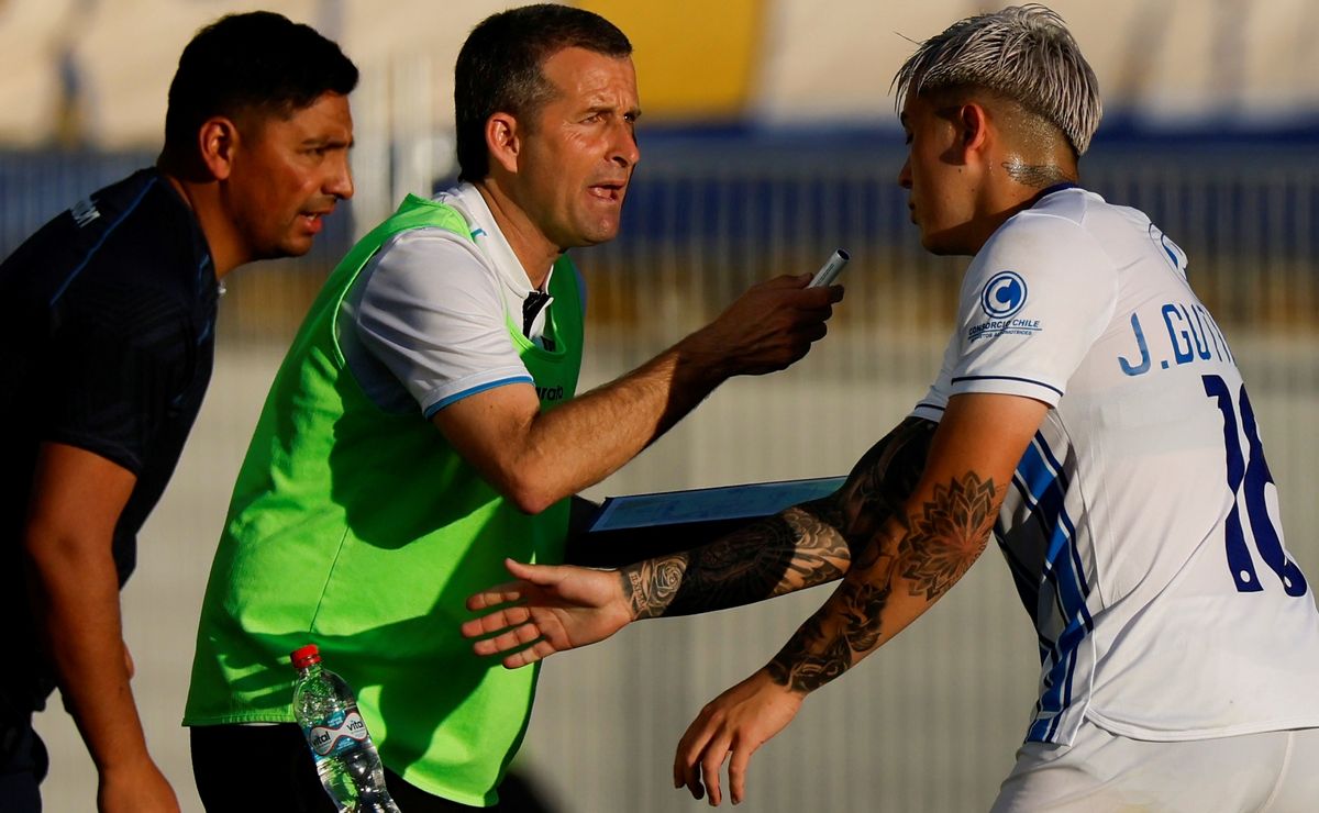 DT de Huachipato vive tenso momento en bencinera: Hinchas le insultan y piden su salida