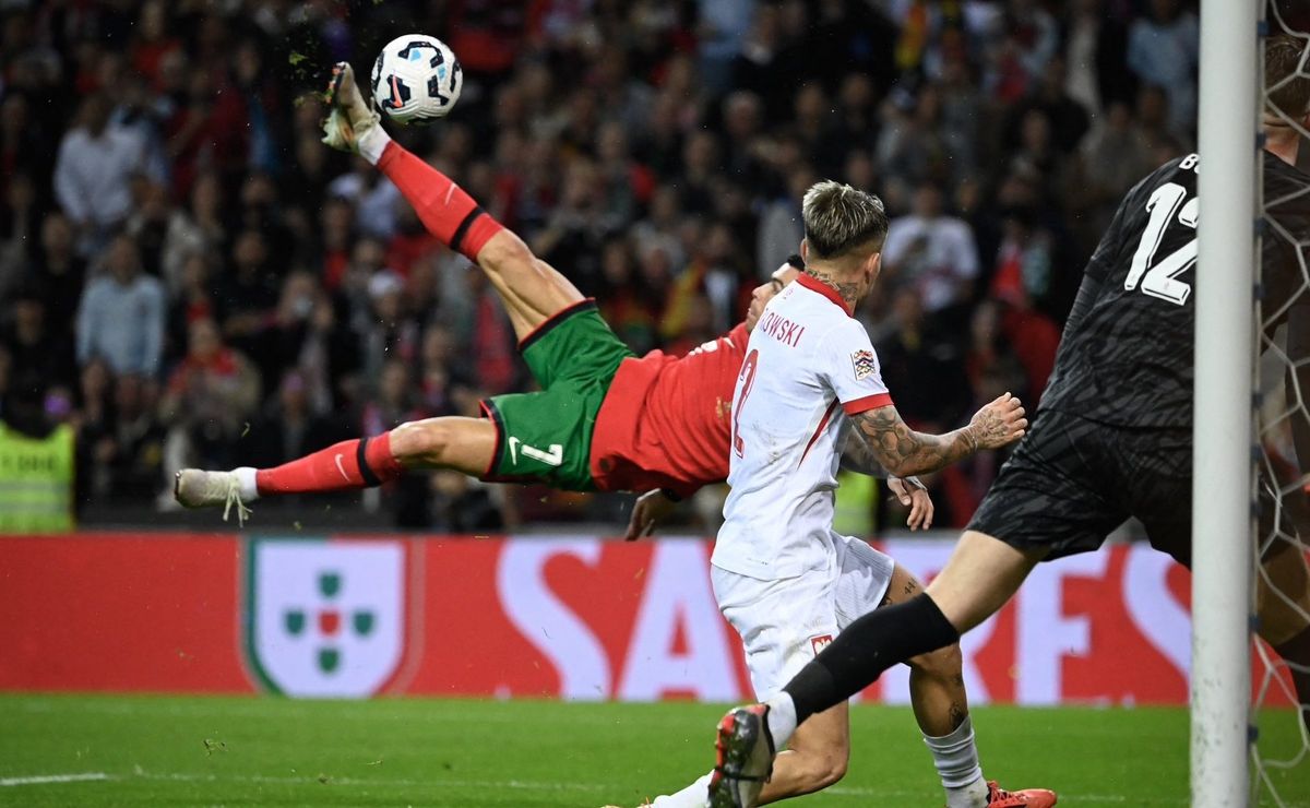 ¡Con casi 40 años! Cristiano Ronaldo hace un golazo de chilena en goleada de Portugal