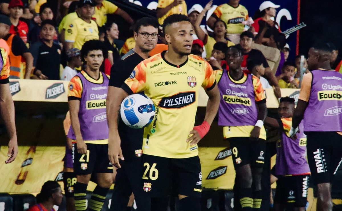 Es formado en la U: El nuevo amigo chileno de Byron Castillo en Ecuador