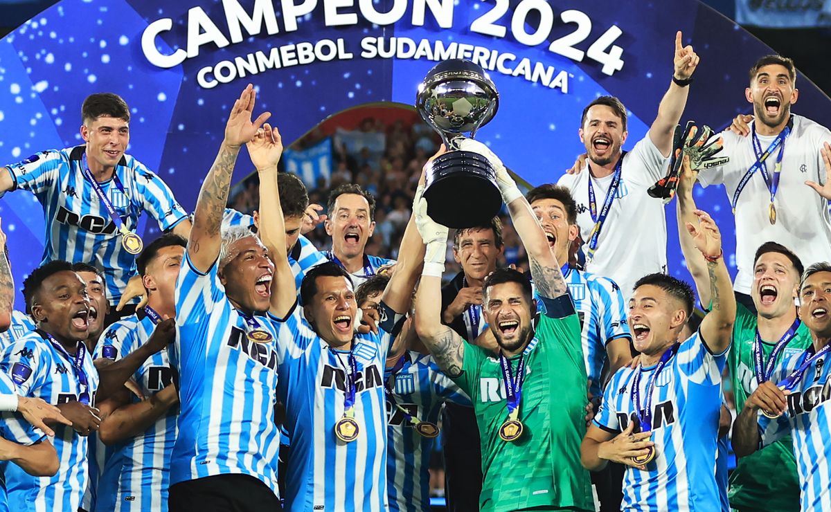 Gabriel Arias y festejos con Racing campeón: levantó el trofeo de la Copa Sudamericana como capitán