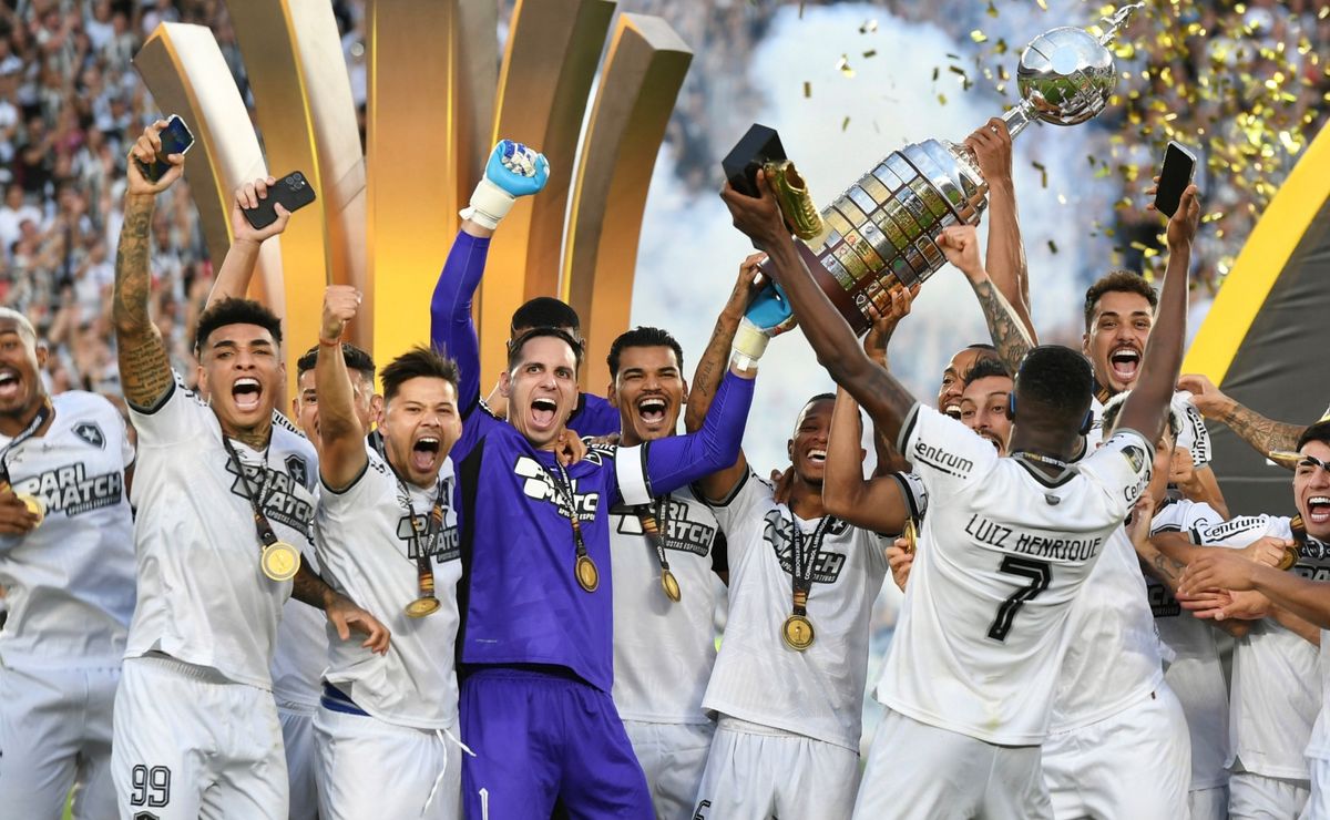 En Brasil oficializan oferta de Colo Colo por campeón de América: Impedirá vuelta de Bravo