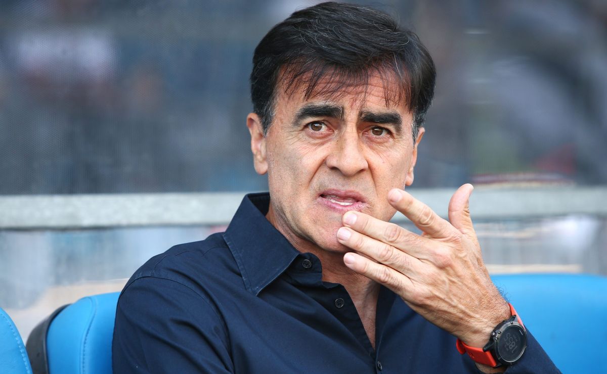 La frase que acerca a Gustavo Quinteros a Colo Colo: “No tiene tanta agua la manguera”