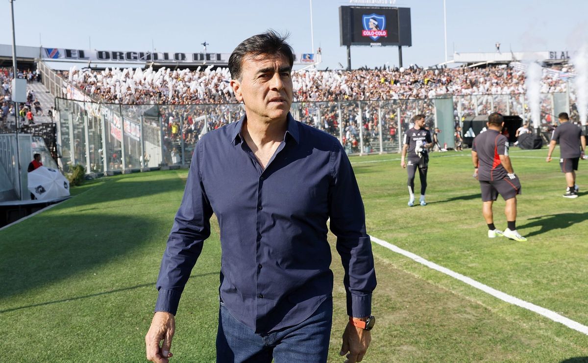 Ya tiene reunión agendada: Gustavo Quinteros toma una decisión por el interés de Colo Colo y Boca Juniors