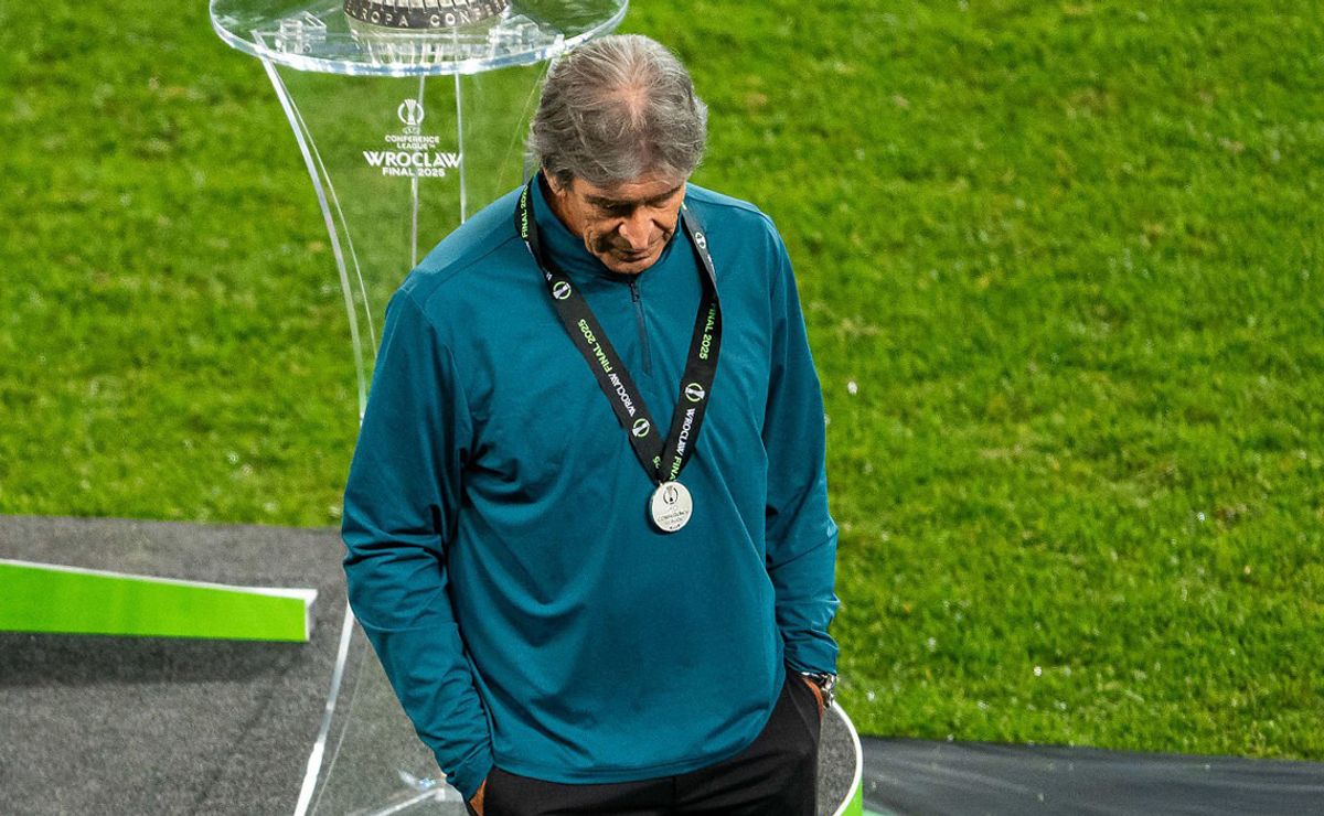 La desolada y desgarradora imagen de Manuel Pellegrini tras perder la Conference League con Real Betis