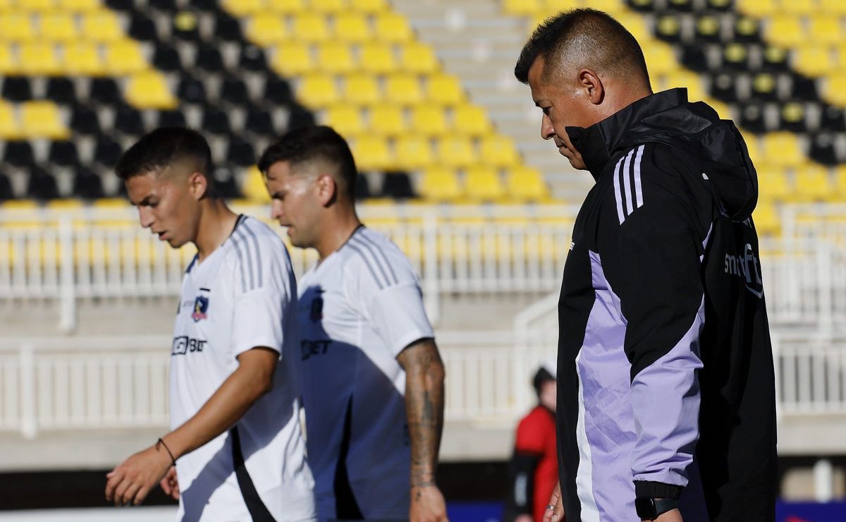 “Maltrato, las familias sufren”: el entorno de Almirón no perdona a Colo Colo y barren con Mosa