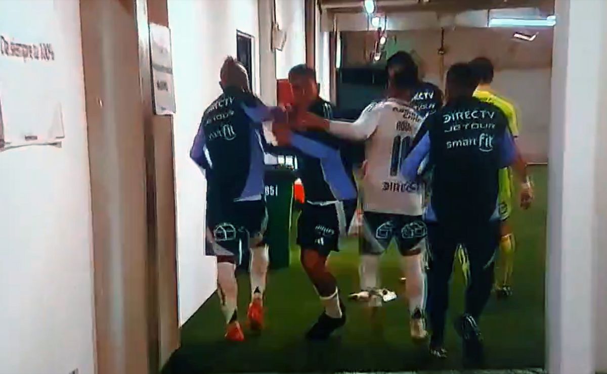 Escándalo: el mochero Arturo Vidal se llevó la pelea con Fernando De Paul al camarín de Colo Colo
