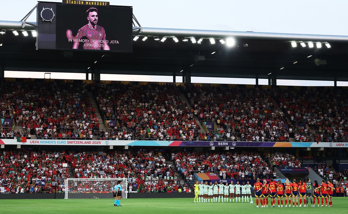 Sepulcral minuto de silencio: el emotivo homenaje de Portugal y España en la Eurocopa Femenina